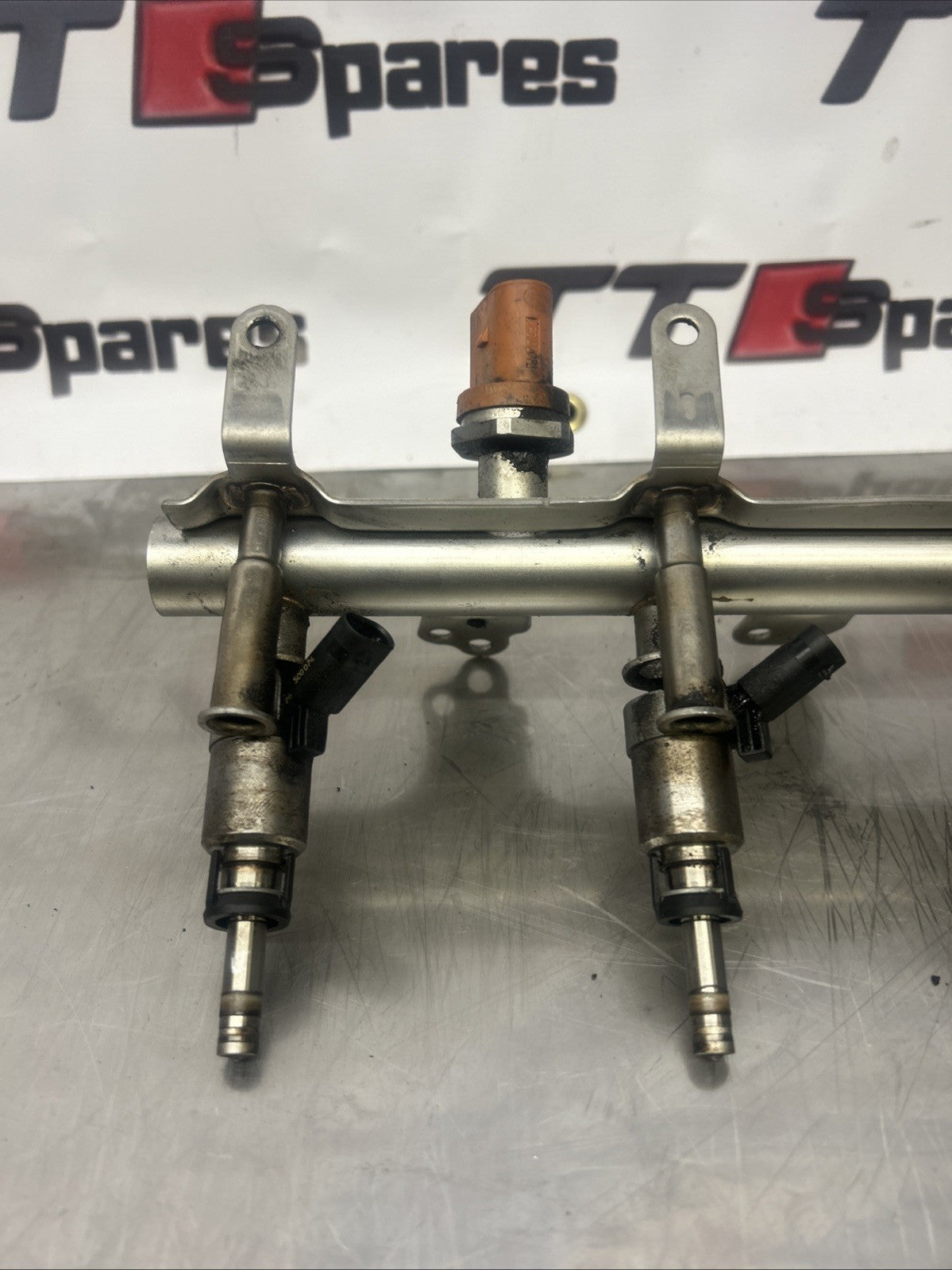 10-14 AUDI TT MK2 8J 2.0 TFSI PETROL FUEL RAIL/INJECTORS 06J133036AB/06J133317M