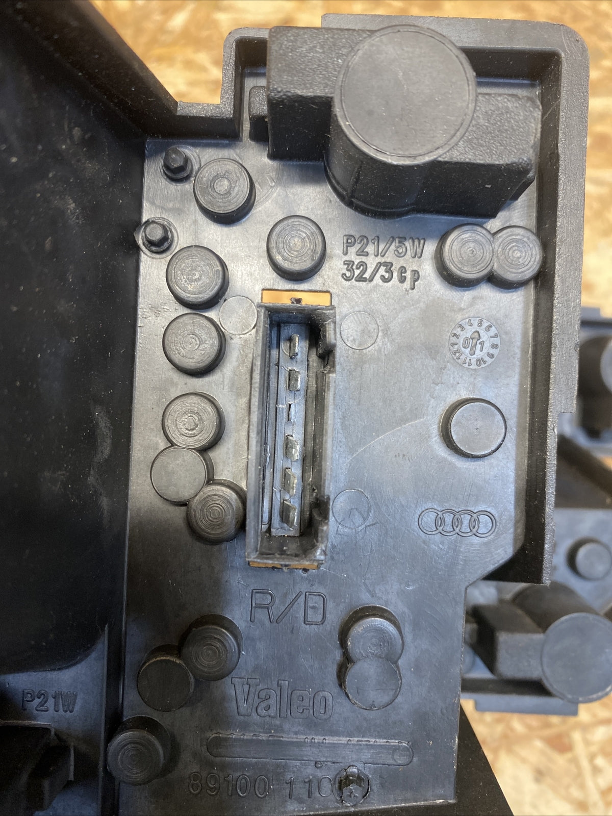 Genuine Audi TT Mk1 98-06 Rear Light Bulb holder  Drivers Right