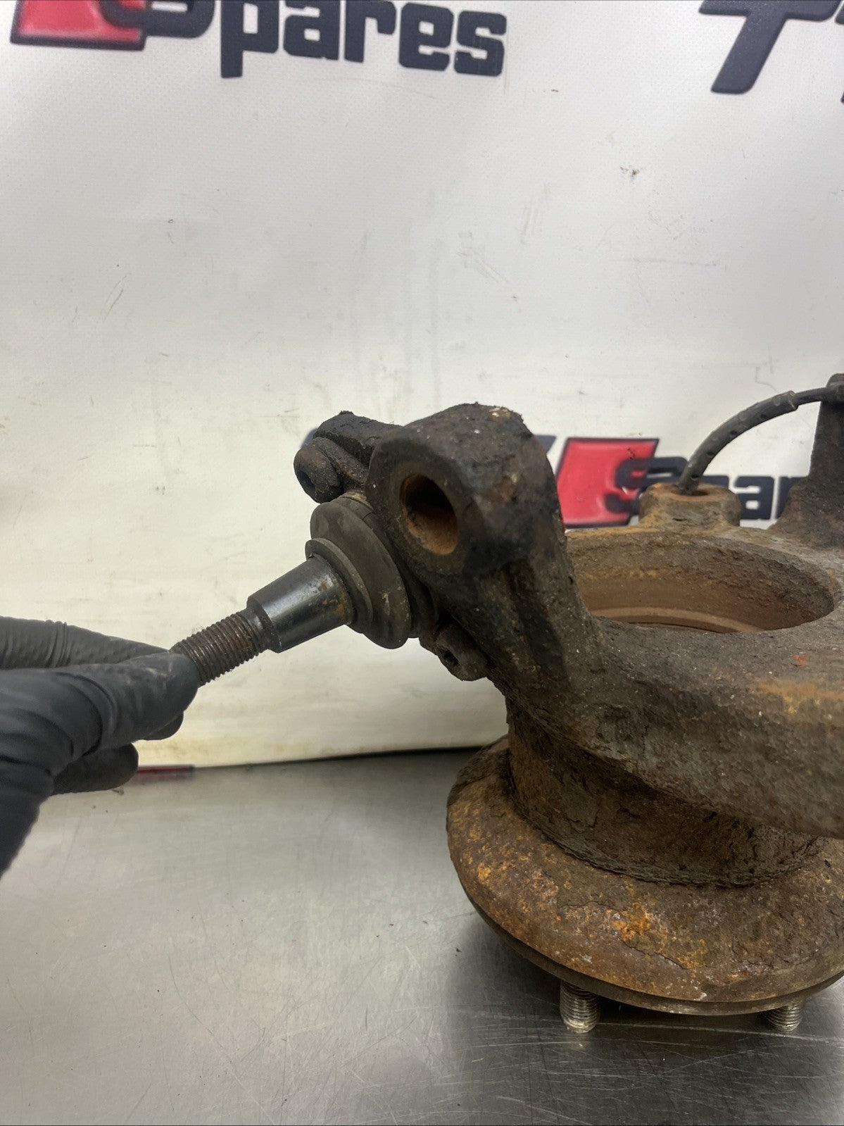 RANGE ROVER VOGUE L322 N/S PASSENGER SIDE LEFT FRONT WHEEL HUB