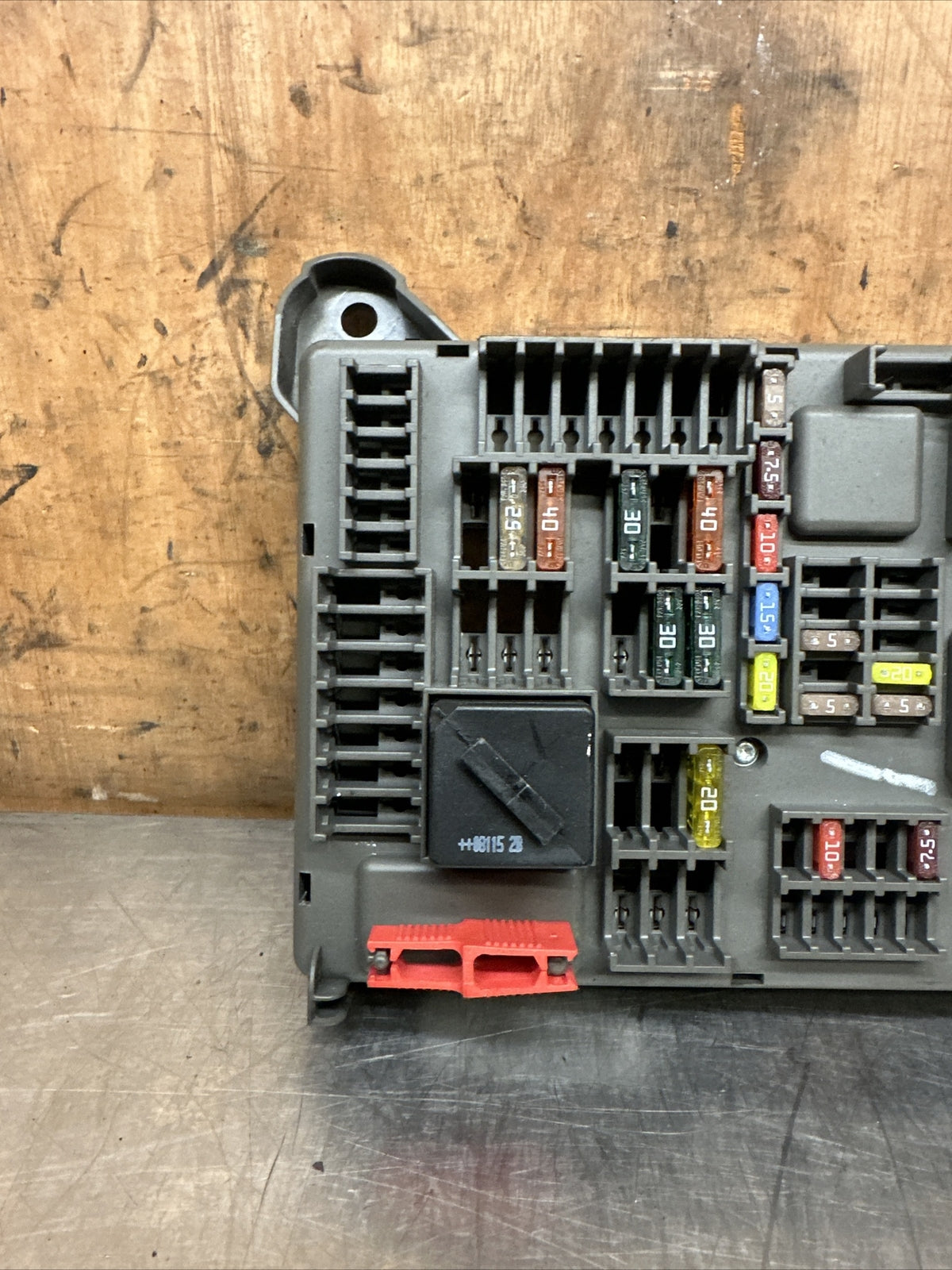 BMW  X5 E70 Fuse Box Relay Unit Module Power Distribution B010105300 B552 