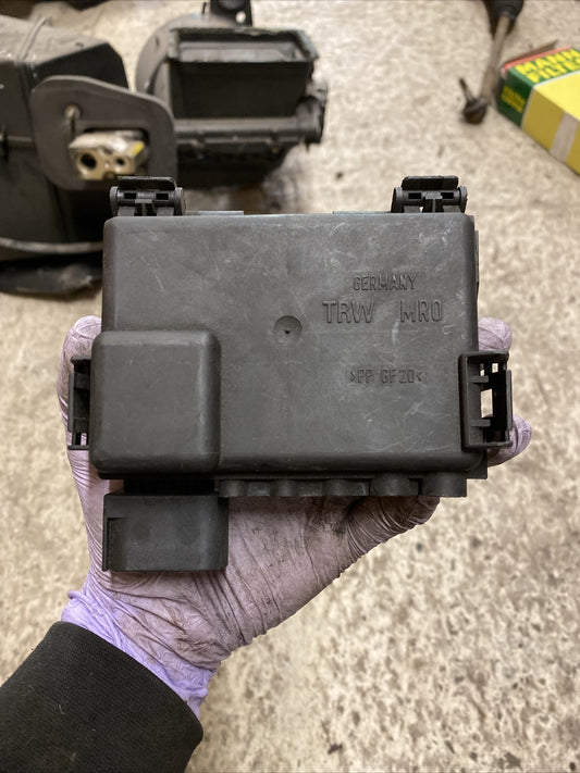 Audi TT 8N Mk1 3.2 V6 BHE Battery Engine Bay Fuse Box 8N0937550D