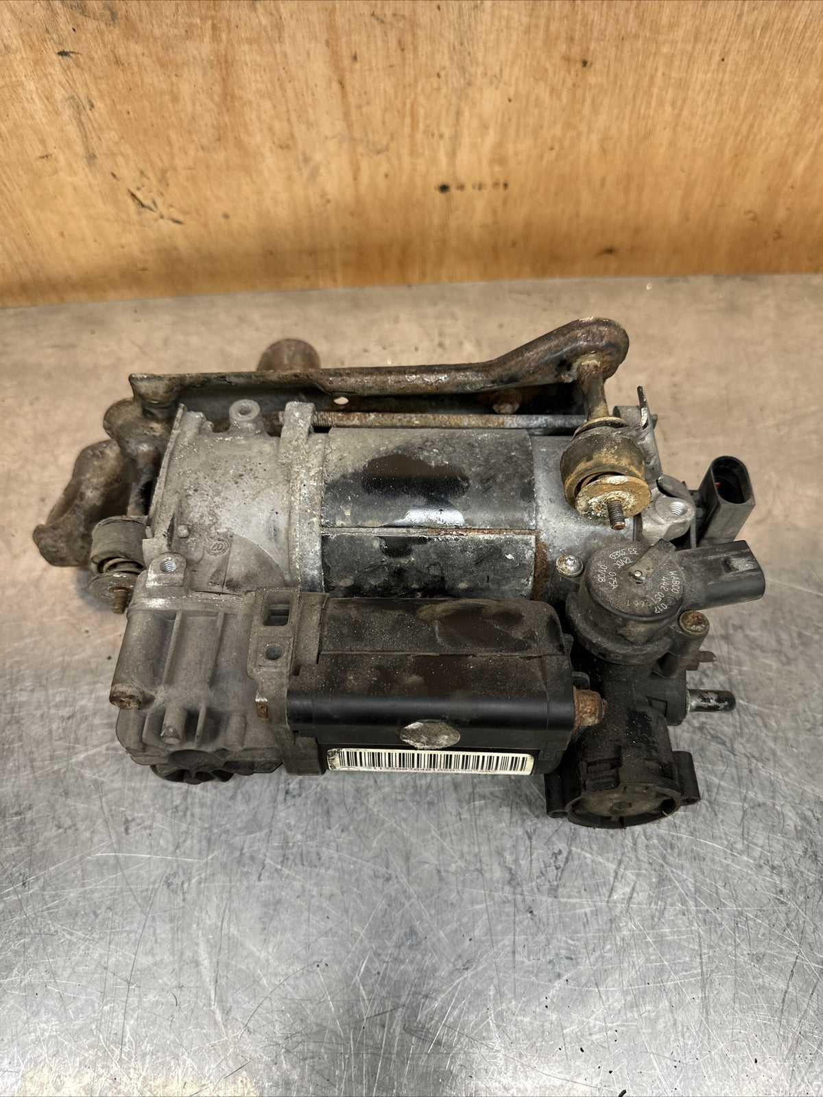 MERCEDES-BENZ S-CLASS W220 98-05 AIR SUSPENSION COMPRESSOR PUMP A211320030401