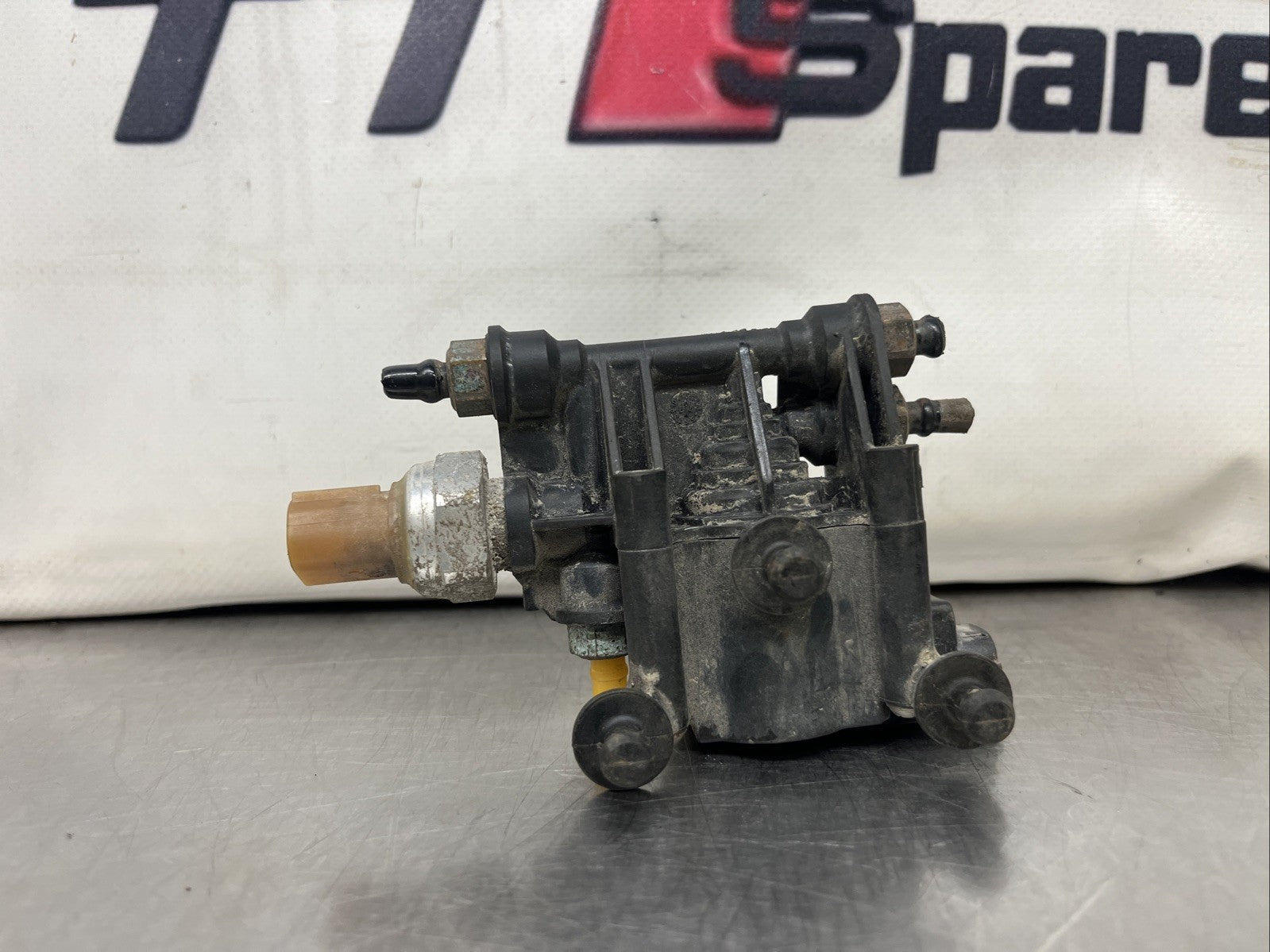 RVH000046 Tank Suspension Relief Valve Block Discovery 3 & 4 Range Rover Sport