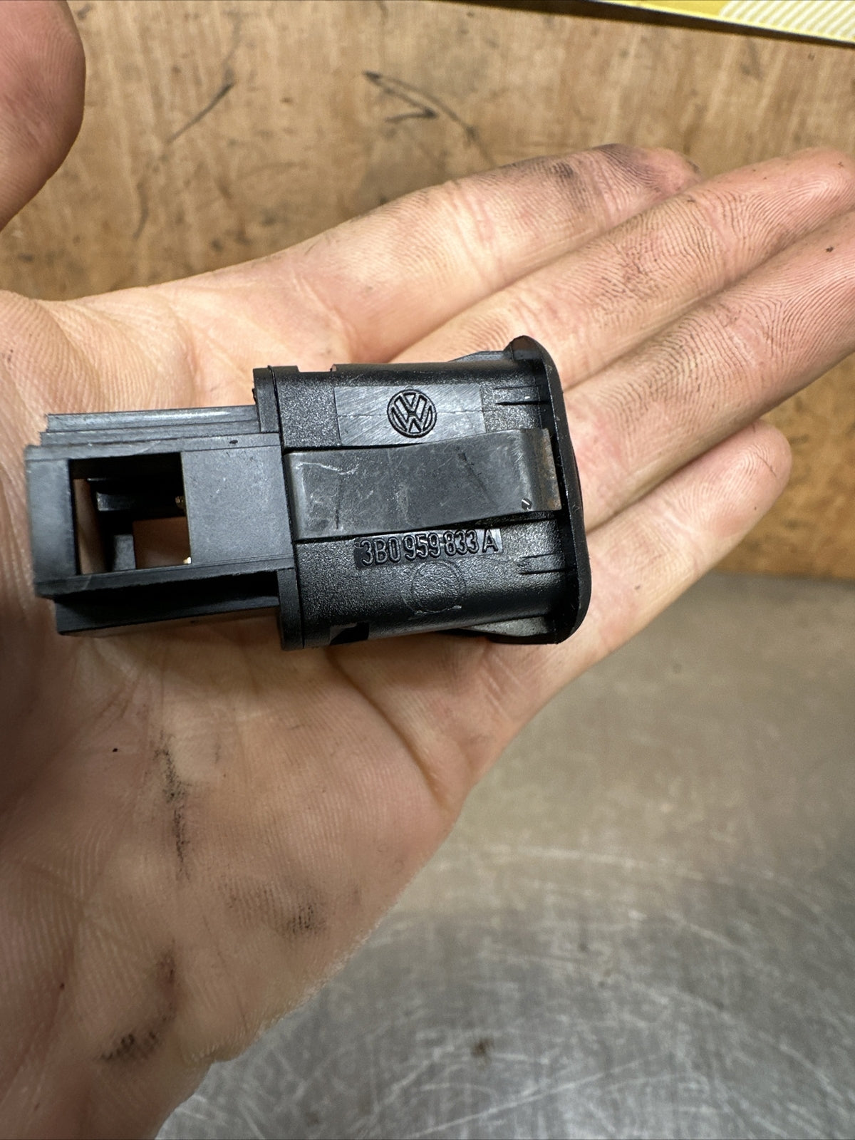 3B0959833A Mk4 Volkswagen Golf Fuel Flap Release Button