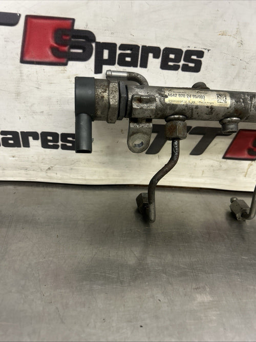 2012 MERCEDES BENZ E CLASS W212 3.0 DIESEL FUEL INJECTOR RAIL OEM A6420702495