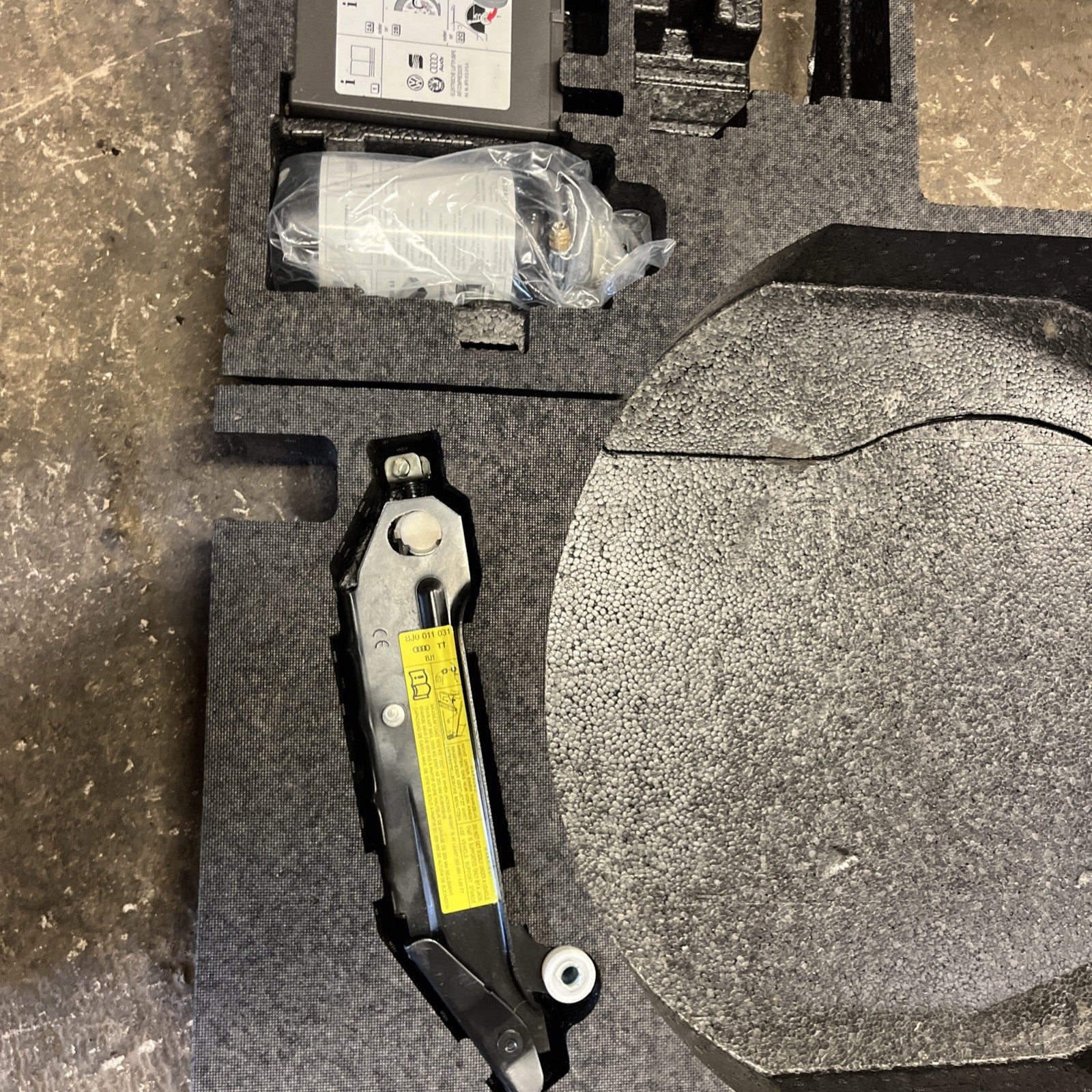 Audi TT Mk2 8J 2006-2014 Spare Wheel Tool Kit, Scissor Jack inc Foam Storage