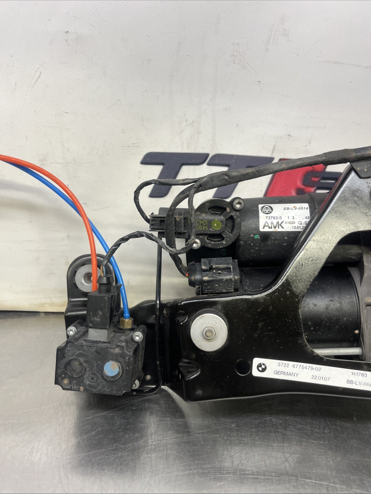 BMW EX5 E70 AIR RIDE SUSPENSION PUMP MODULE COMPRESSOR  6775479-02  6775479-02