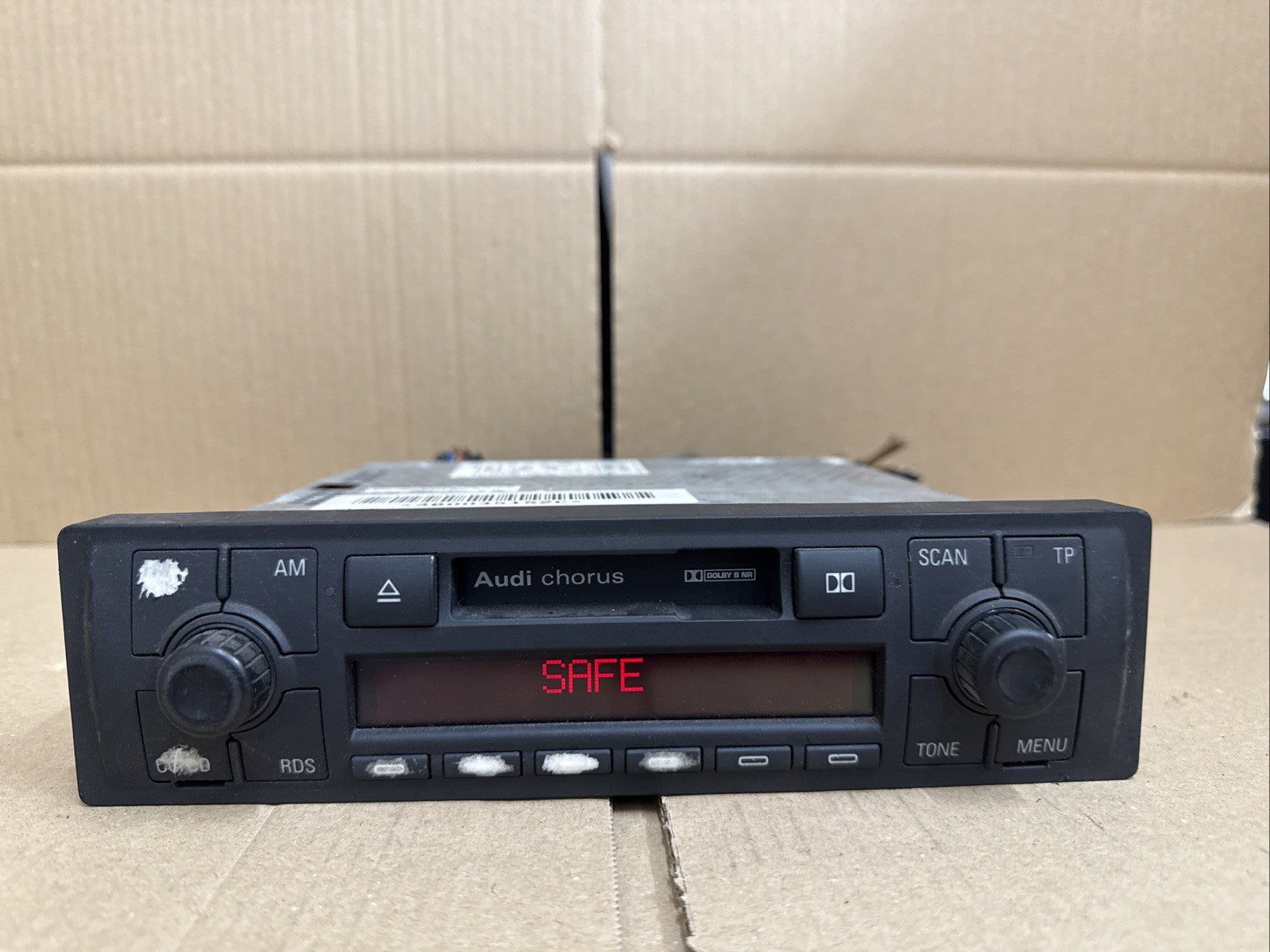 4B0035152C 2003 AUDI TT RADIO STEREO CASSETTE PLAYER HEAD UNIT With Code