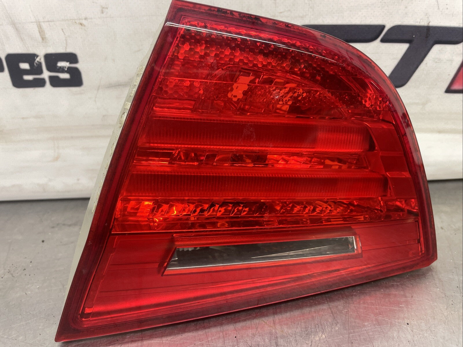 2010 BMW 3 SERIES E90 DRIVER SIDE REAR TAILGATE BOOT INNER LIGHT 218402