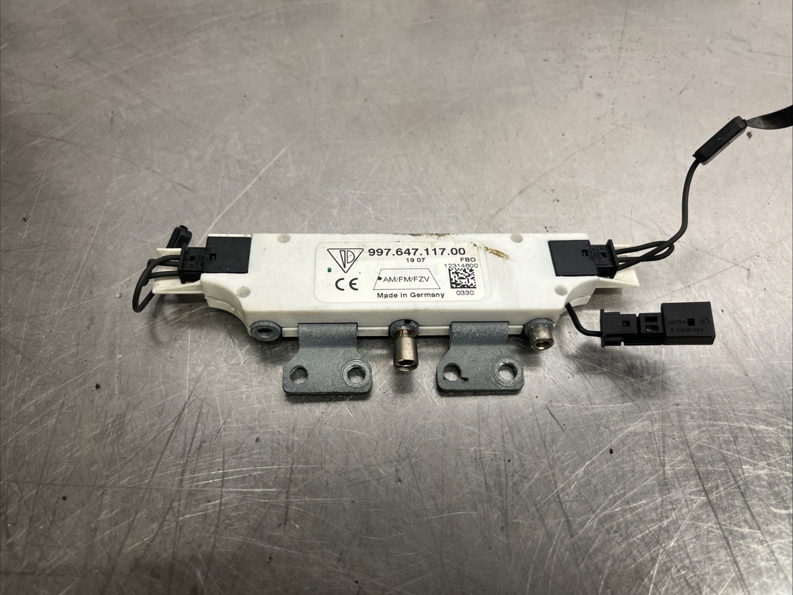 PORSCHE 911/Boxster/Cayman 997 AM/FM/FZV Antenna Amplifier 997.647.117.00