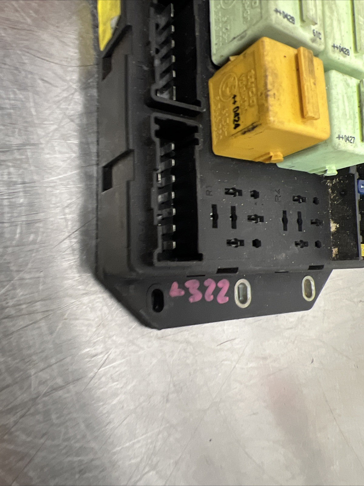 Range Rover L322 ENGINE BAY FUSE BOX & RELAY CONTROL MODULE YQE000351 (02-09)