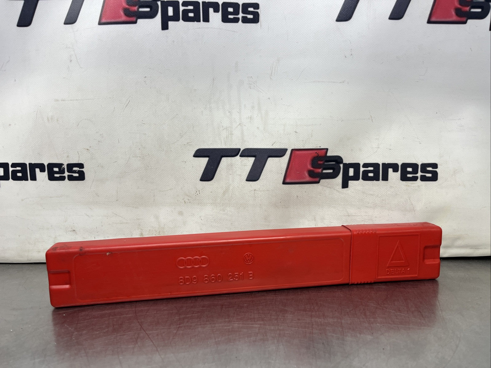 AUDI TT 8N MK1 98-06 REAR BOOT HAZARD WARNING TRIANGLE 8D9860251B