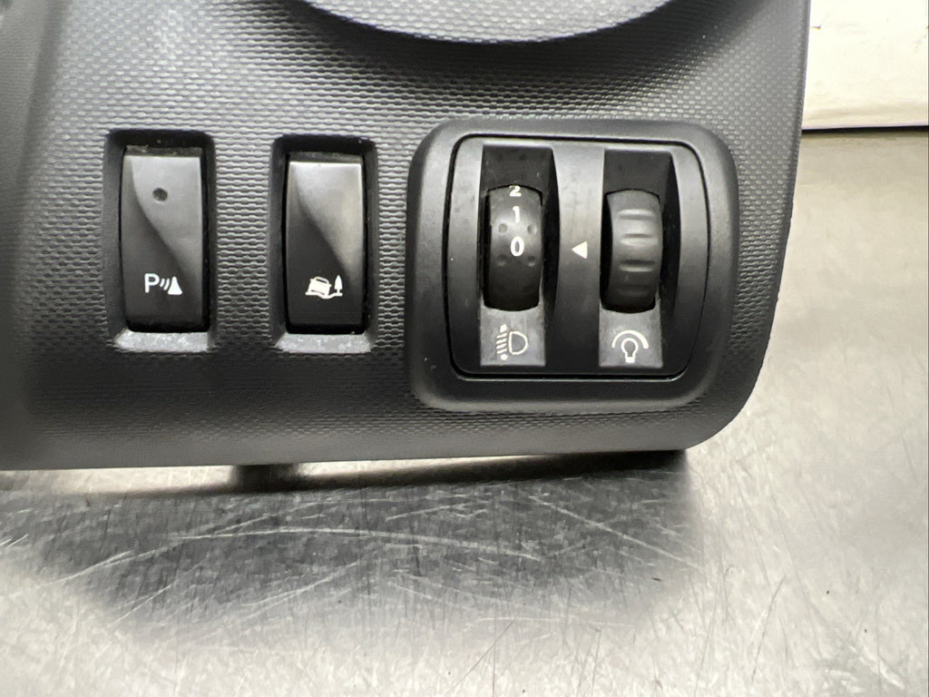 RENAULT TRAFIC DRIVER  AIRVENT SURROUND TRIM & HEADLIGHT UNIT 2015-2020 1406082X