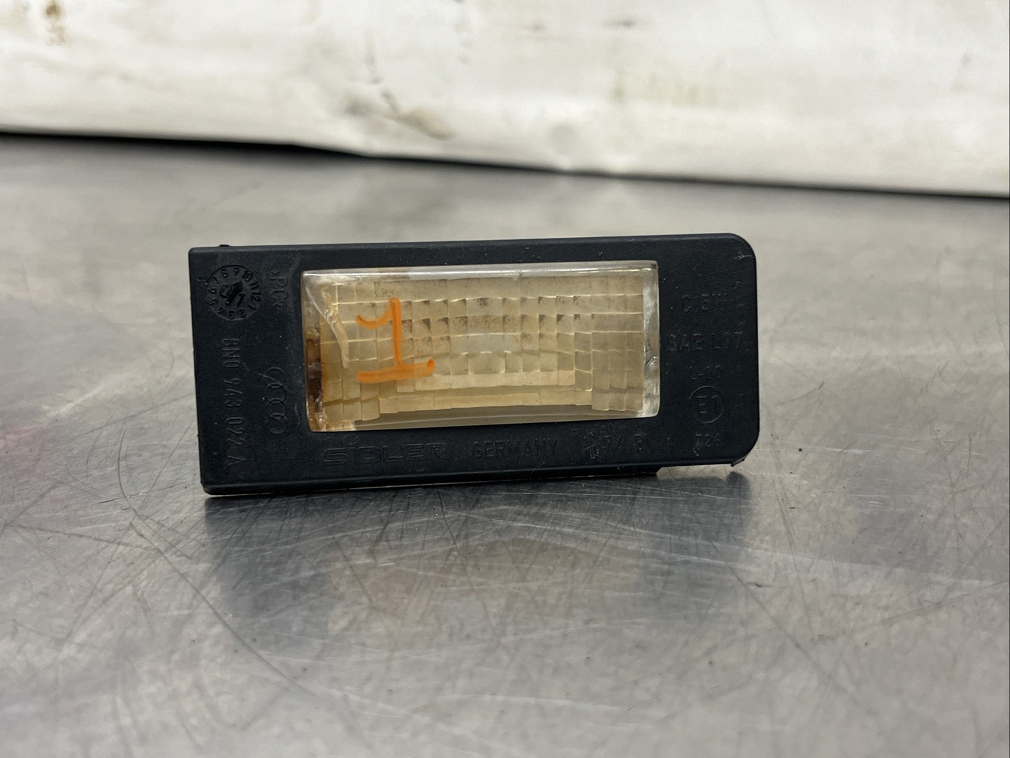 1x GENUINE AUDI TT MK1 03-06 RIGHT O/S REAR NUMBER PLATE LIGHT 8N0943022A