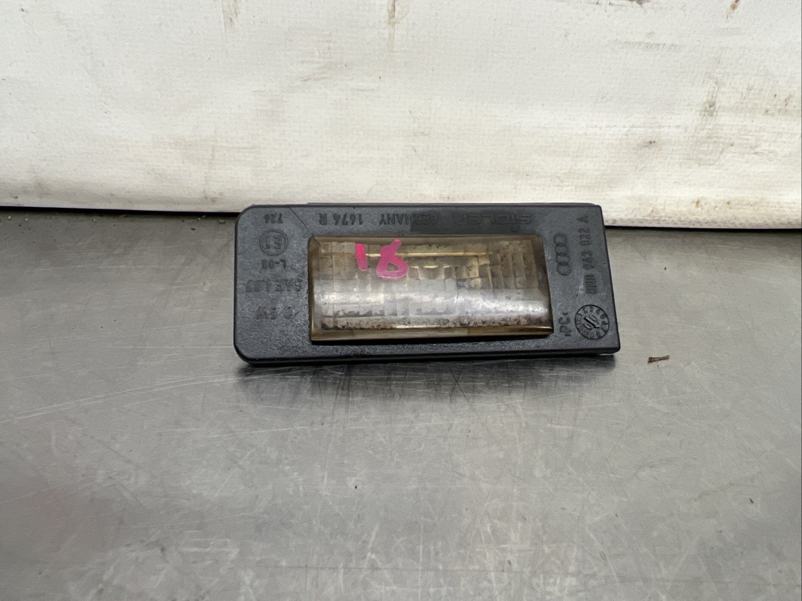 1x GENUINE AUDI TT MK1 03-06 LEFT N/S REAR NUMBER PLATE LIGHT 8N0943021A