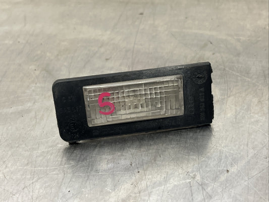 1x GENUINE AUDI TT MK1 03-06 LEFT N/S REAR NUMBER PLATE LIGHT 8N0943021A