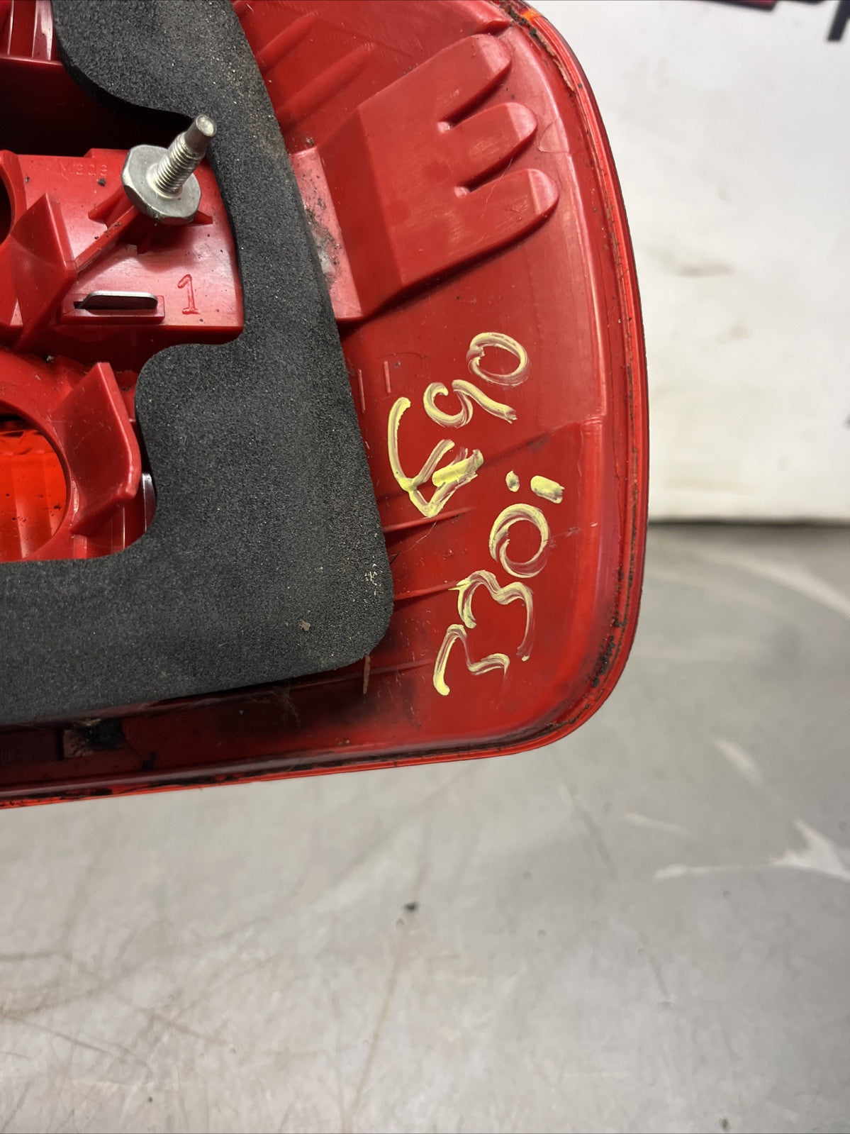 2004-2008 E90 PRE LCI BMW 3 SERIES REAR TAIL LIGHT LH PASSENGER SIDE 6937457