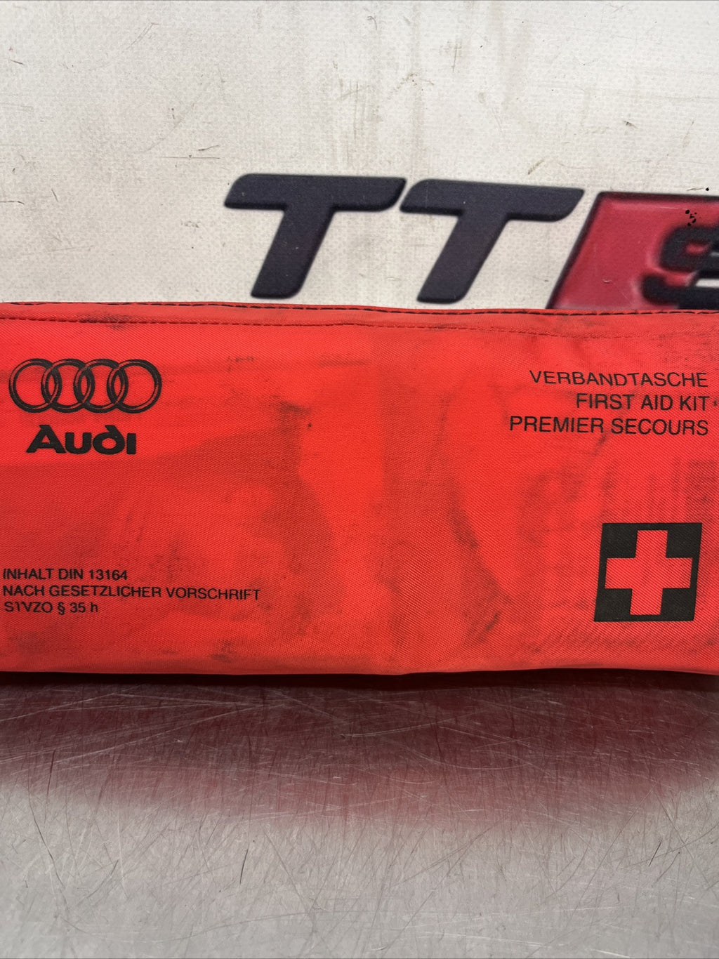 AUDI TT MK1 8N 1998 - 2006 GENUINE FIRST AID KIT - 8N0 860 282