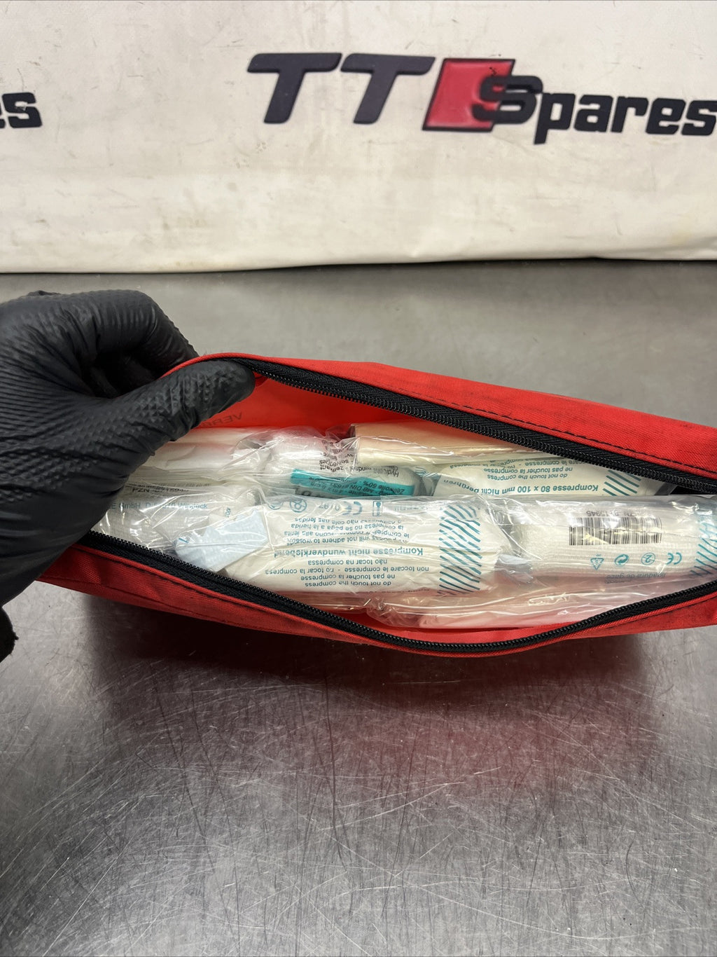 AUDI TT MK1 8N 1998 - 2006 GENUINE FIRST AID KIT - 8N0 860 282