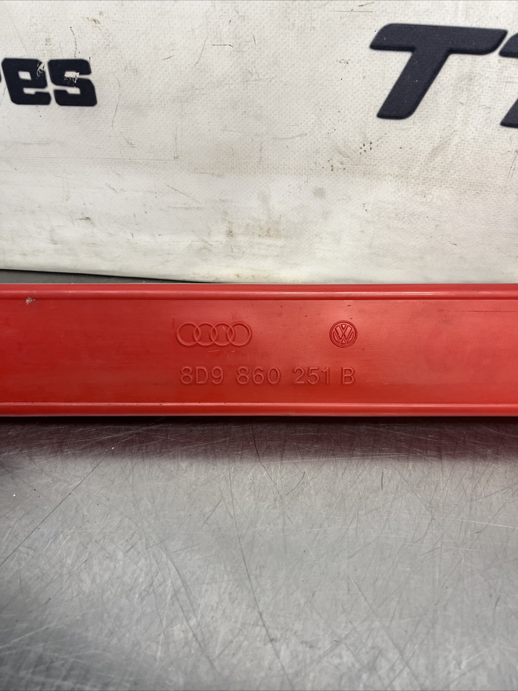 AUDI TT 8N MK1 98-06 REAR BOOT HAZARD WARNING TRIANGLE 8D9860251B