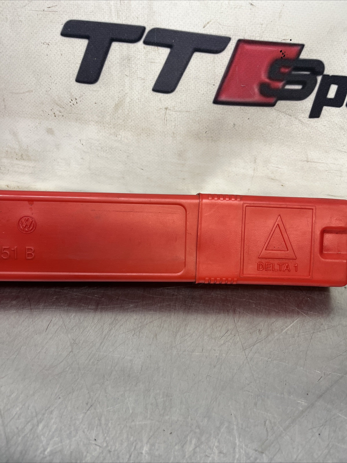 AUDI TT 8N MK1 98-06 REAR BOOT HAZARD WARNING TRIANGLE 8D9860251B